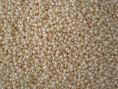 Rokajlové korálky Toho  - Round 15/0 : Opaque-Lustered Lt Beige TR-15-123