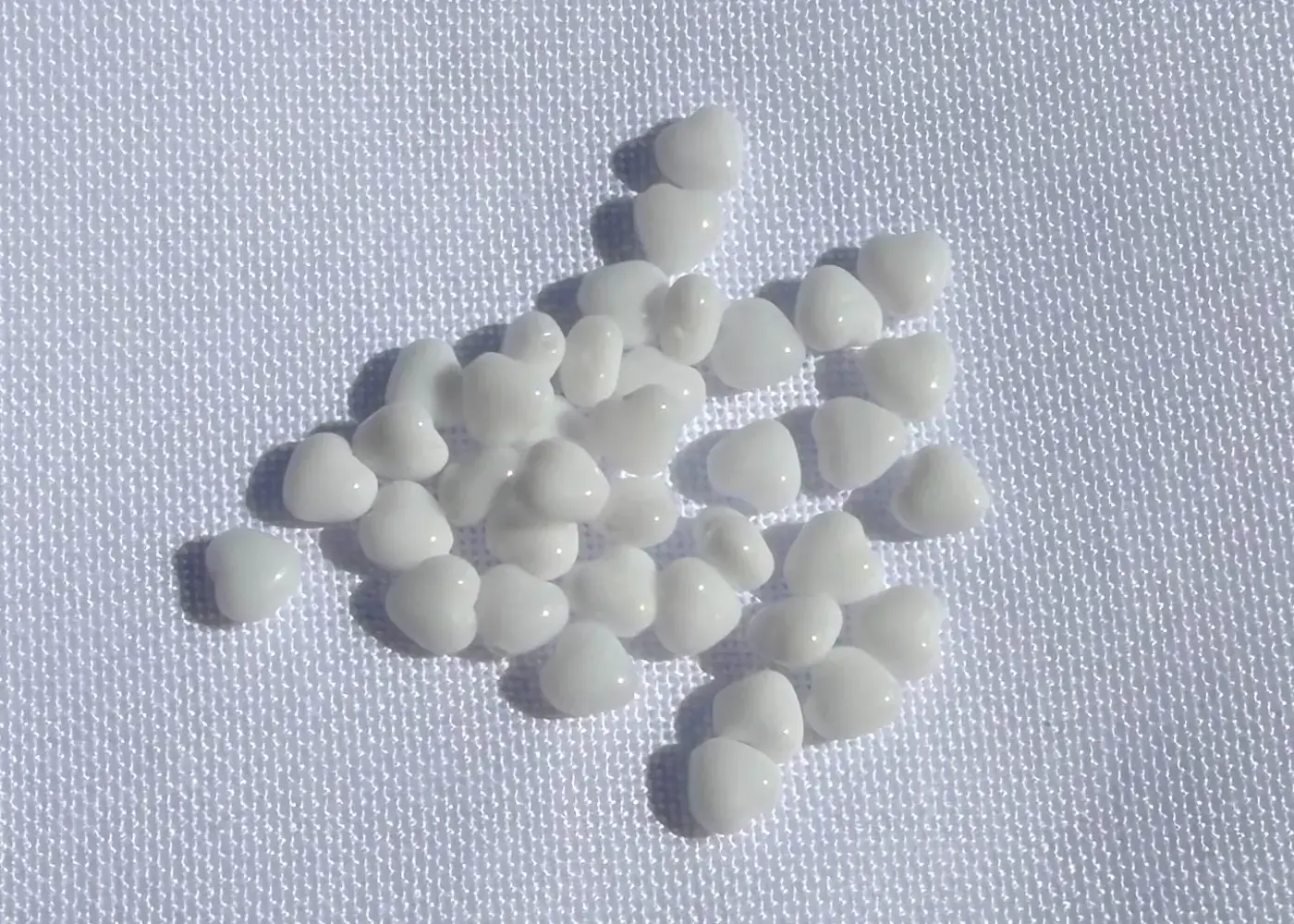 Skleněné mačkané korálky srdce bílá 6 × 6 mm – 7 g  - fotografie 1