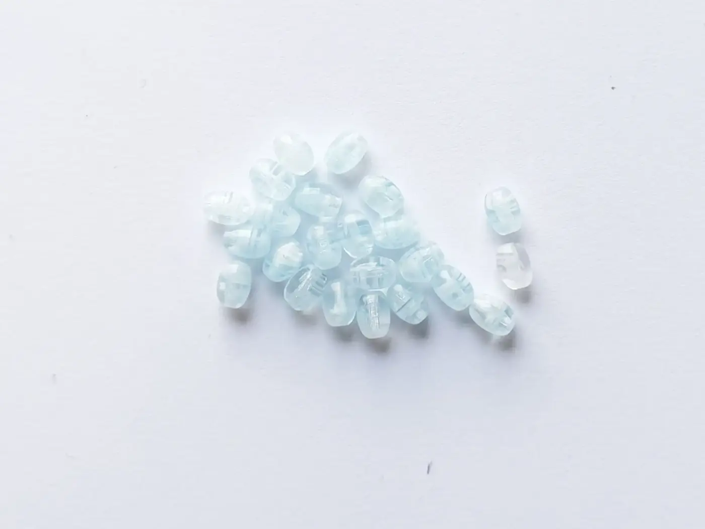 Mačkané skleněné korálky oliva (ovál) 8 × 6 mm, 23 ks světlá královsky modrá mramor - fotografie 1