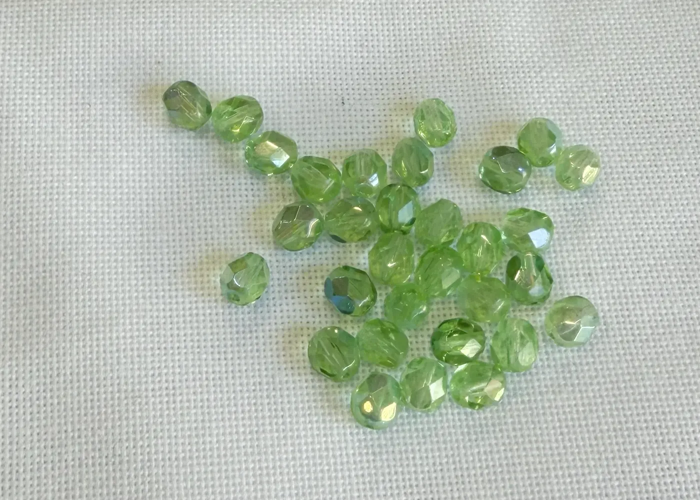 Ohňovky – broušené skleněné korálky 6 mm | 32 ks | světle  zelená AB pokov transparentní  - fotografie 1