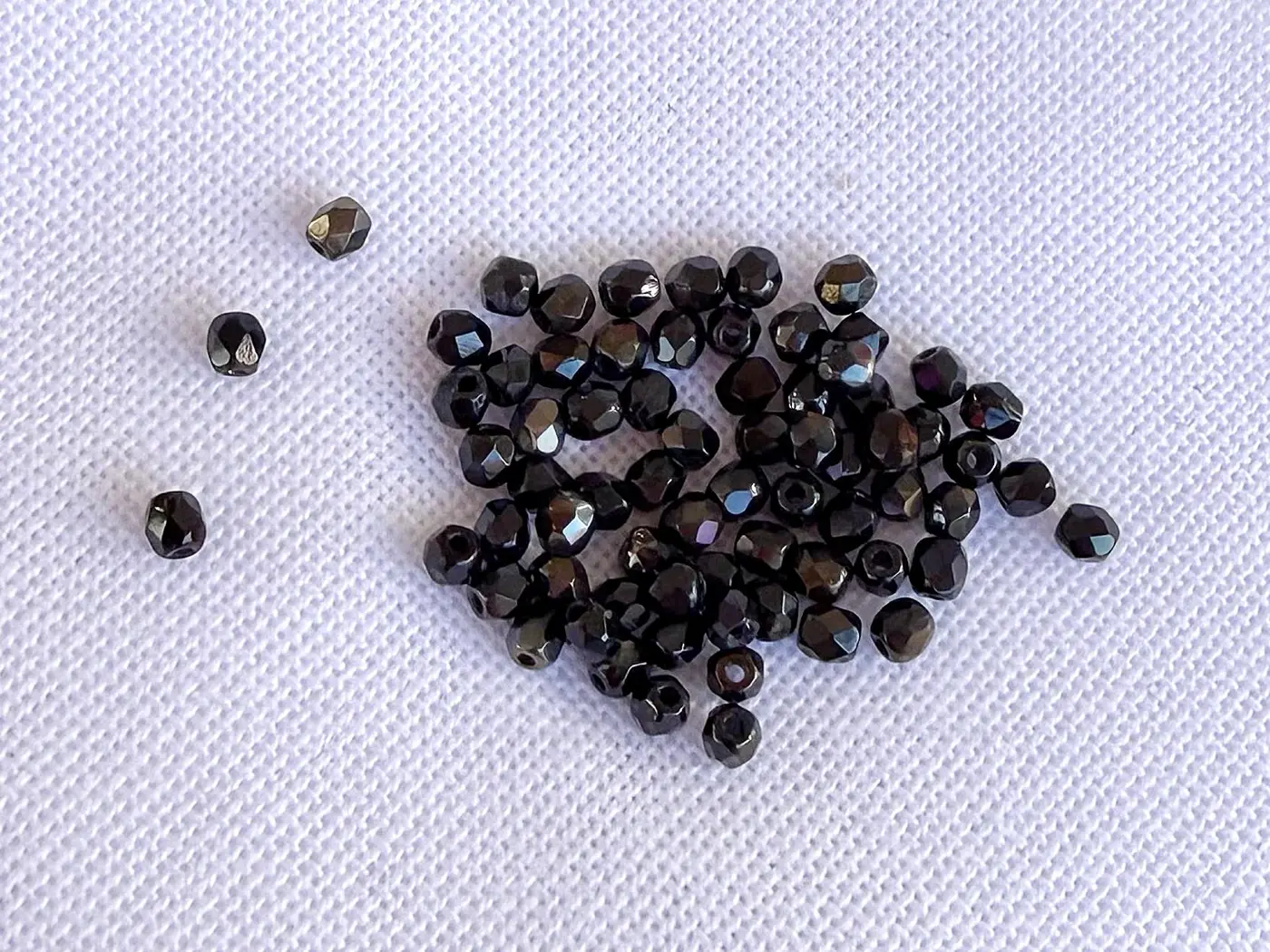 Korálky Ohňovky – broušené skleněné korálky 3 mm, 70 ks pokov hnědý iris na černé - fotografie 1