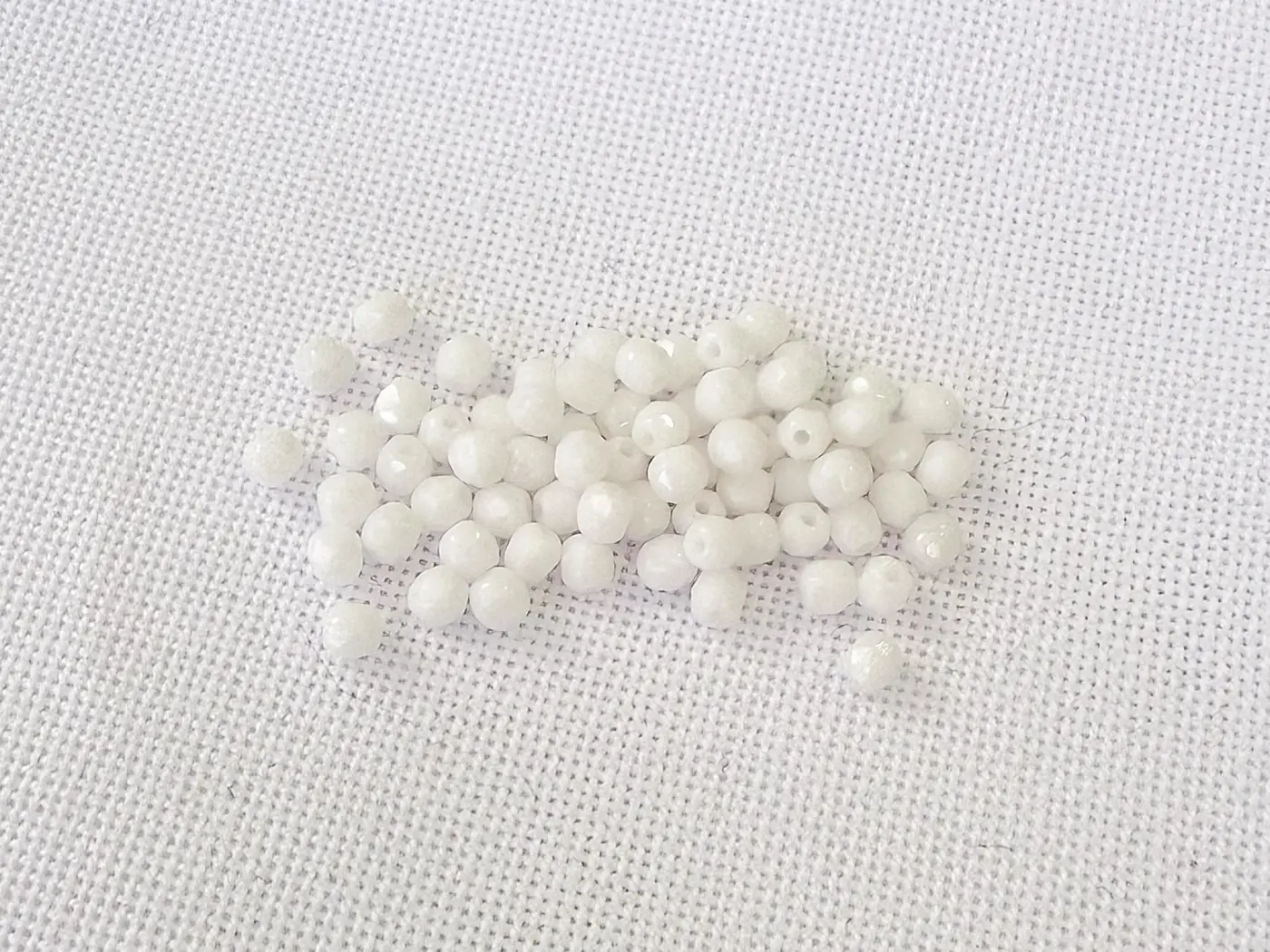 Korálky Ohňovky – broušené skleněné korálky 3 mm, 70 ks  bílá - fotografie 1