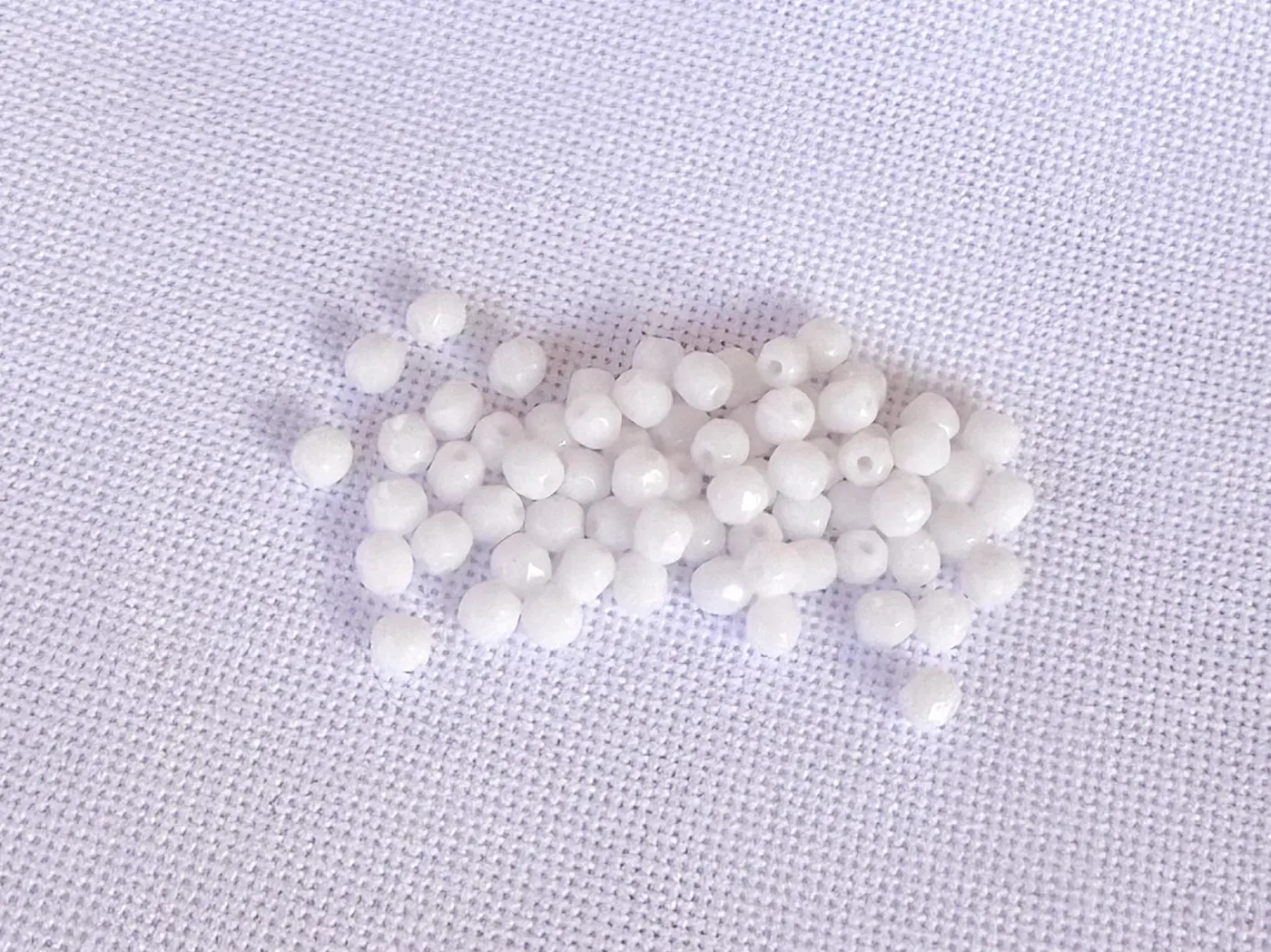 Korálky Ohňovky – broušené skleněné korálky 3 mm, 70 ks  bílá - fotografie 2