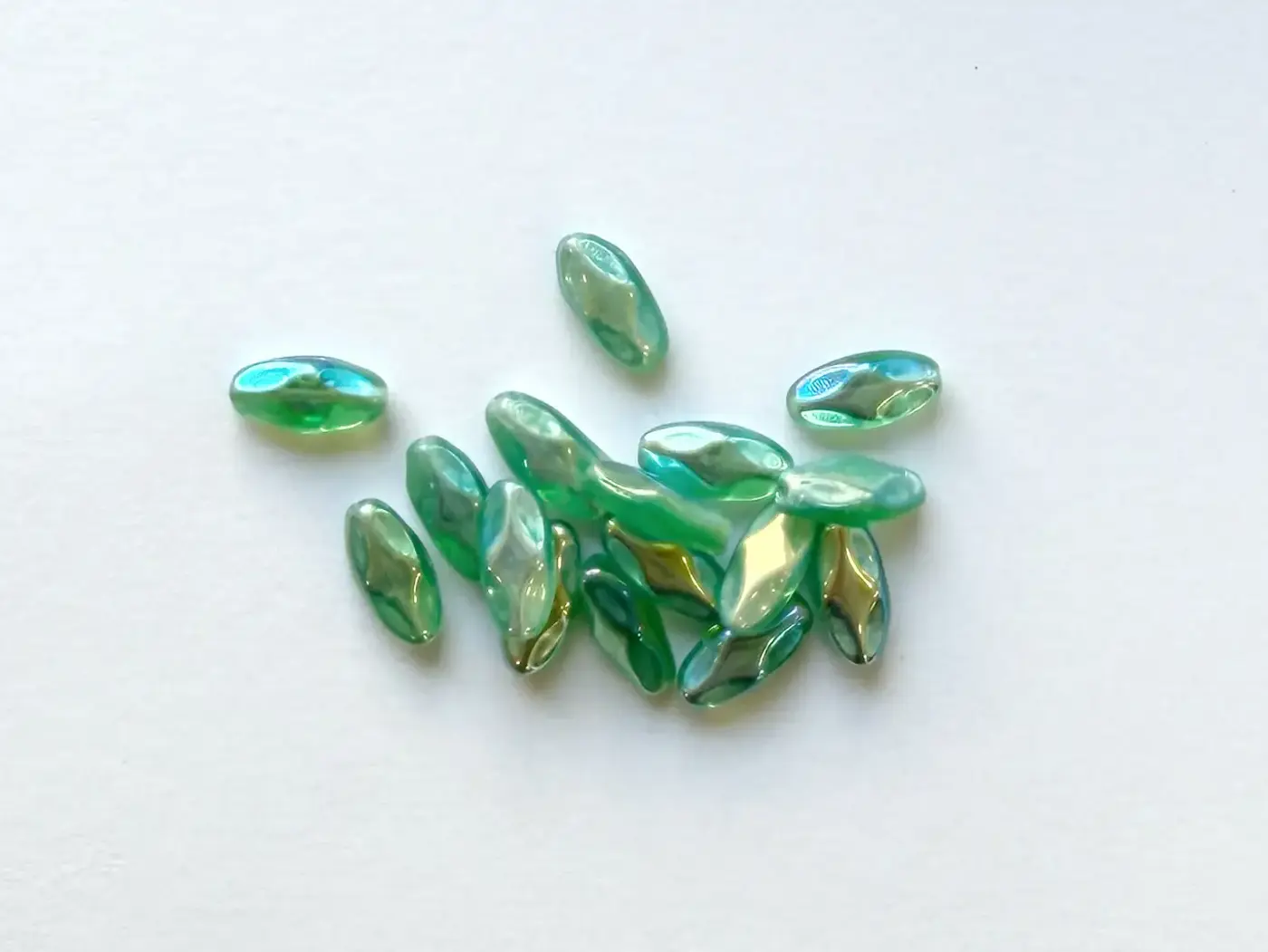 Mačkané skleněné korálky ovál tvarovaná  12 × 6 mm, 16 ks lesní zeleň - fotografie 1