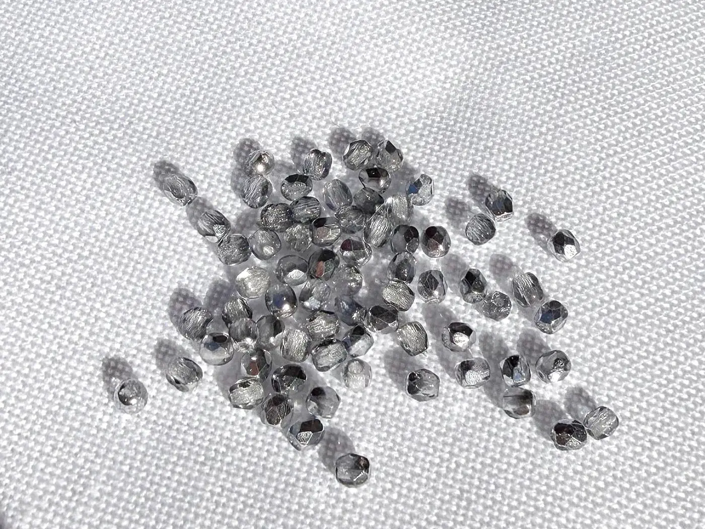 Korálky Ohňovky – broušené skleněné korálky 3 mm, 70 ks průhledná, stříbrný pokov - fotografie 1