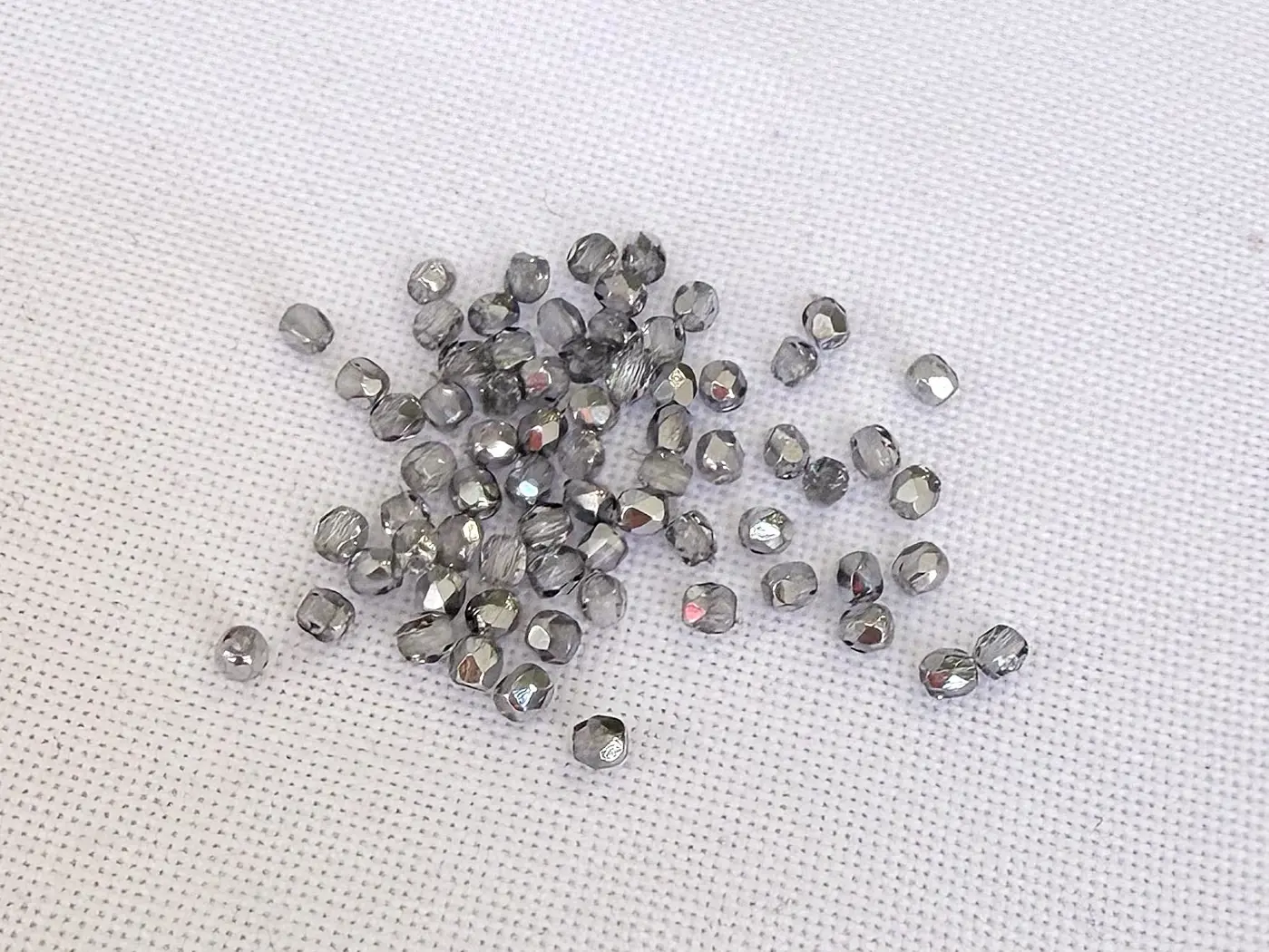 Korálky Ohňovky – broušené skleněné korálky 3 mm, 70 ks průhledná, stříbrný pokov - fotografie 2