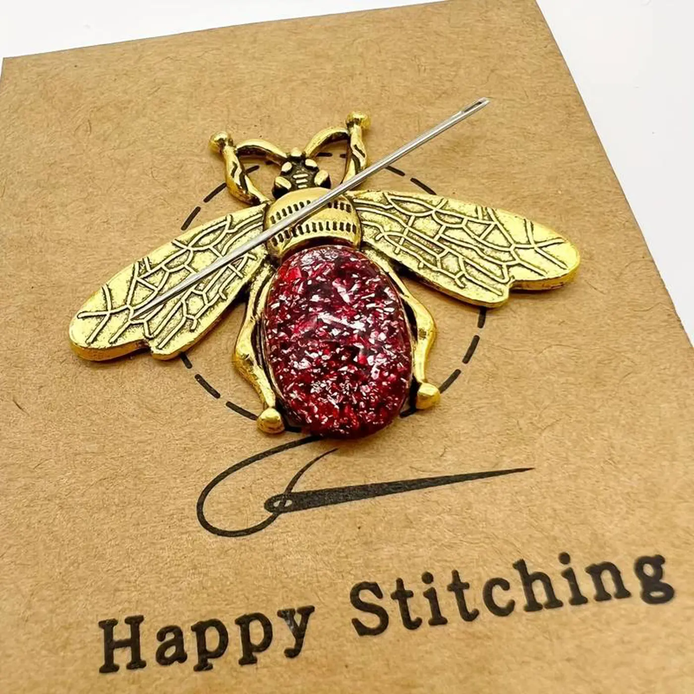 Magnet na jehlu (needle minder) Včela – Růžová - fotografie 1