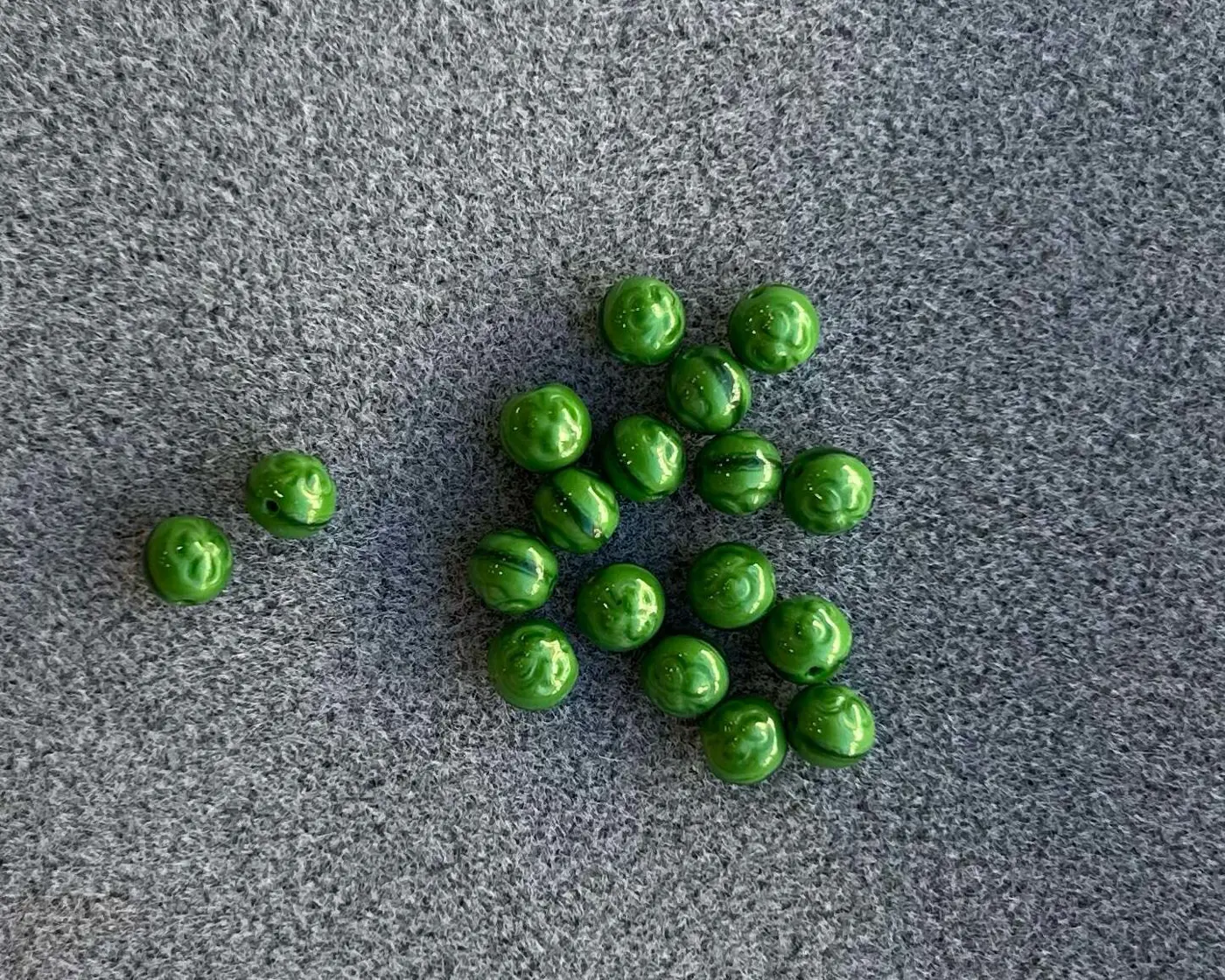 Korálek mačkaný kulička 7mm  zelená - fotografie 2