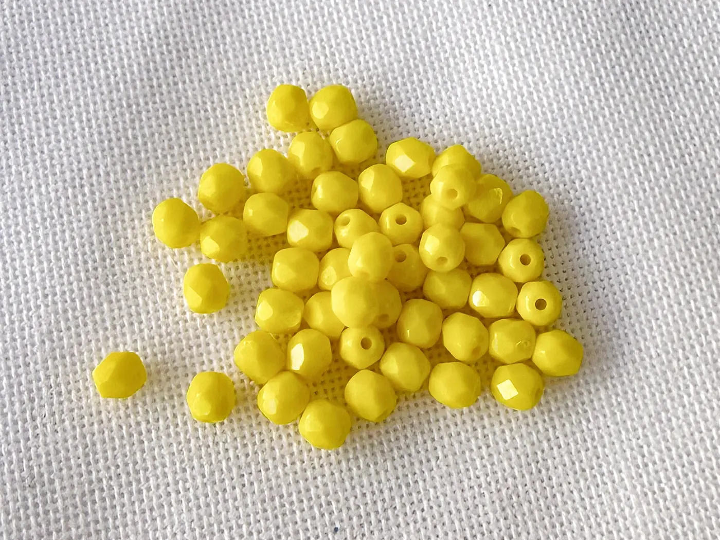 Broušené skleněné korálky 4 mm – žluté  (50 ks) - fotografie 1