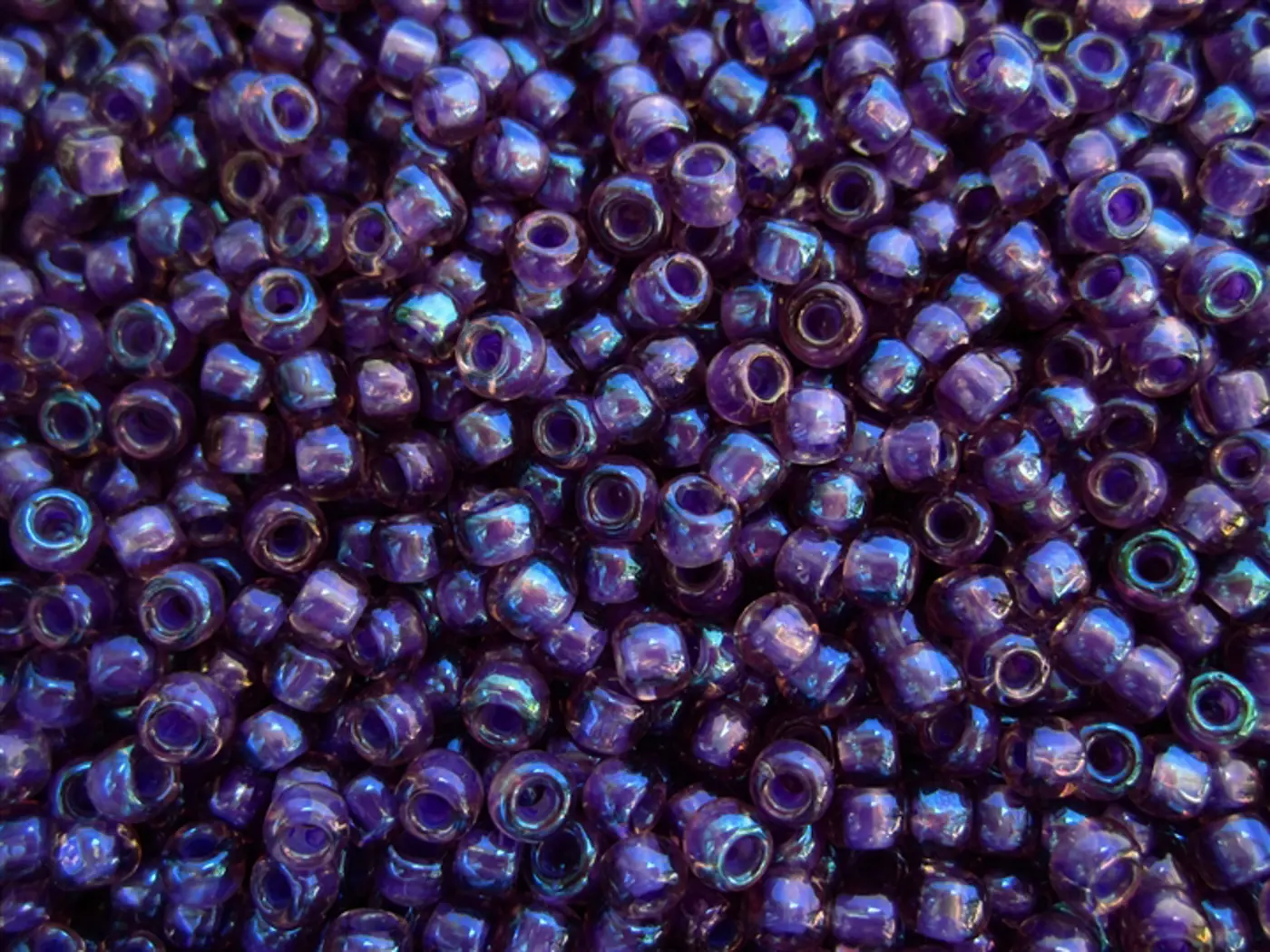 Rokajlové korálky Toho  - Round 15/0 : Inside-Color Rainbow Rosaline/Opaque Purple-Lined TR-15-928 - fotografie 1