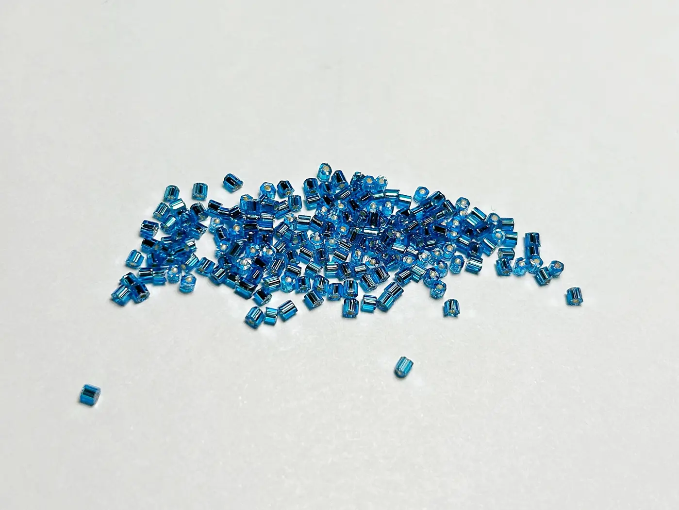 Sekané rokajlové korálky 2 mm – nebesky modrá (10 g) - fotografie 1