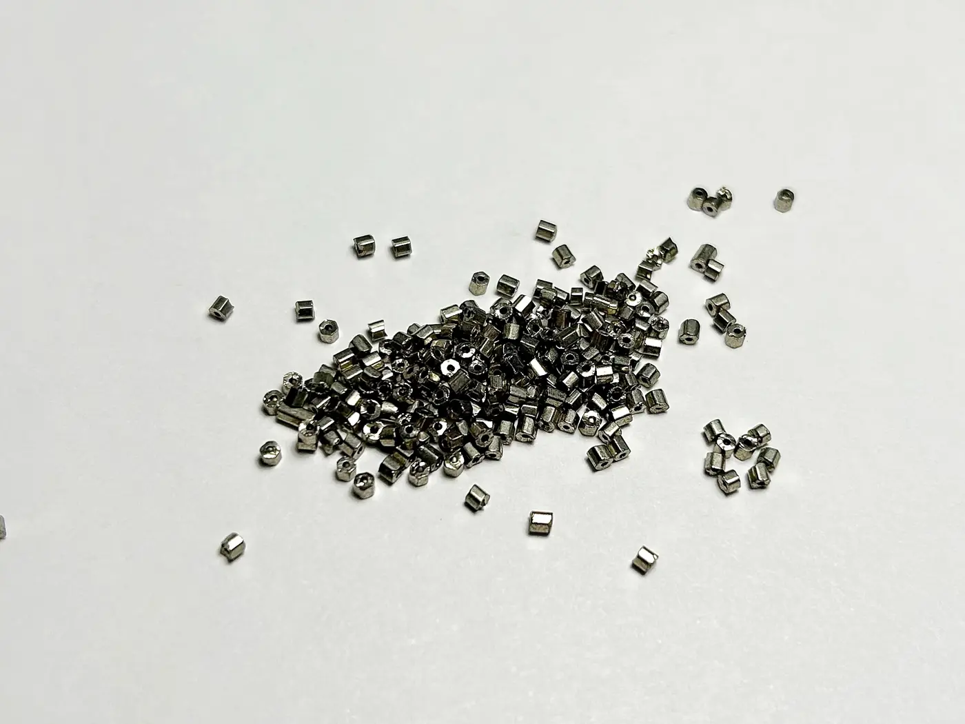 Sekané rokajlové korálky 2 mm – hematitové (10 g) - fotografie 1
