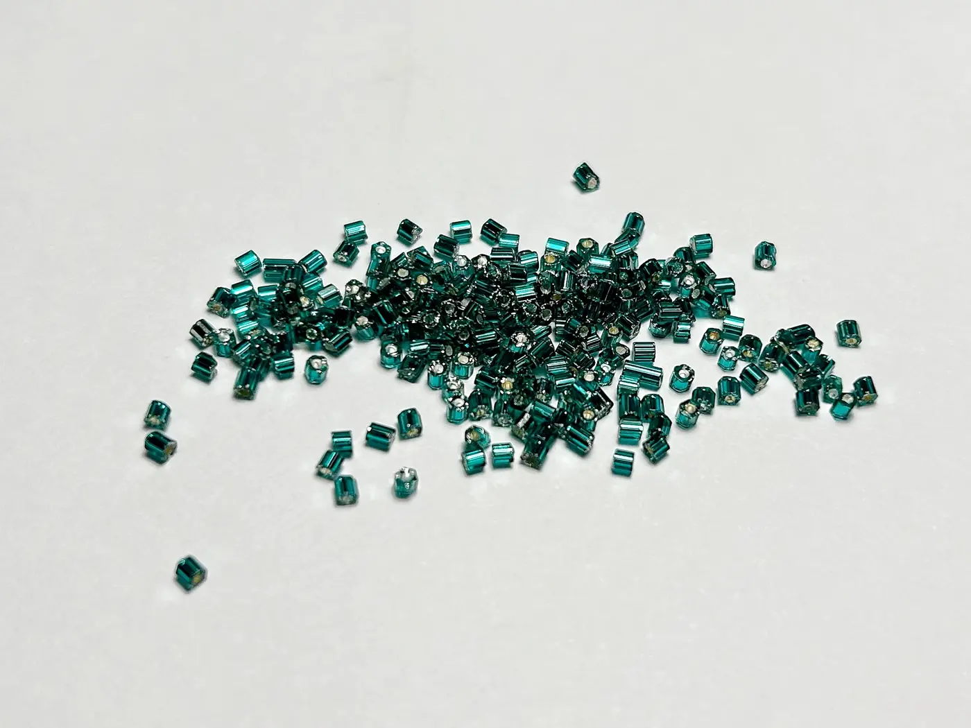 Sekané rokajlové korálky 2 mm – tmavě zelené (10 g) - fotografie 1