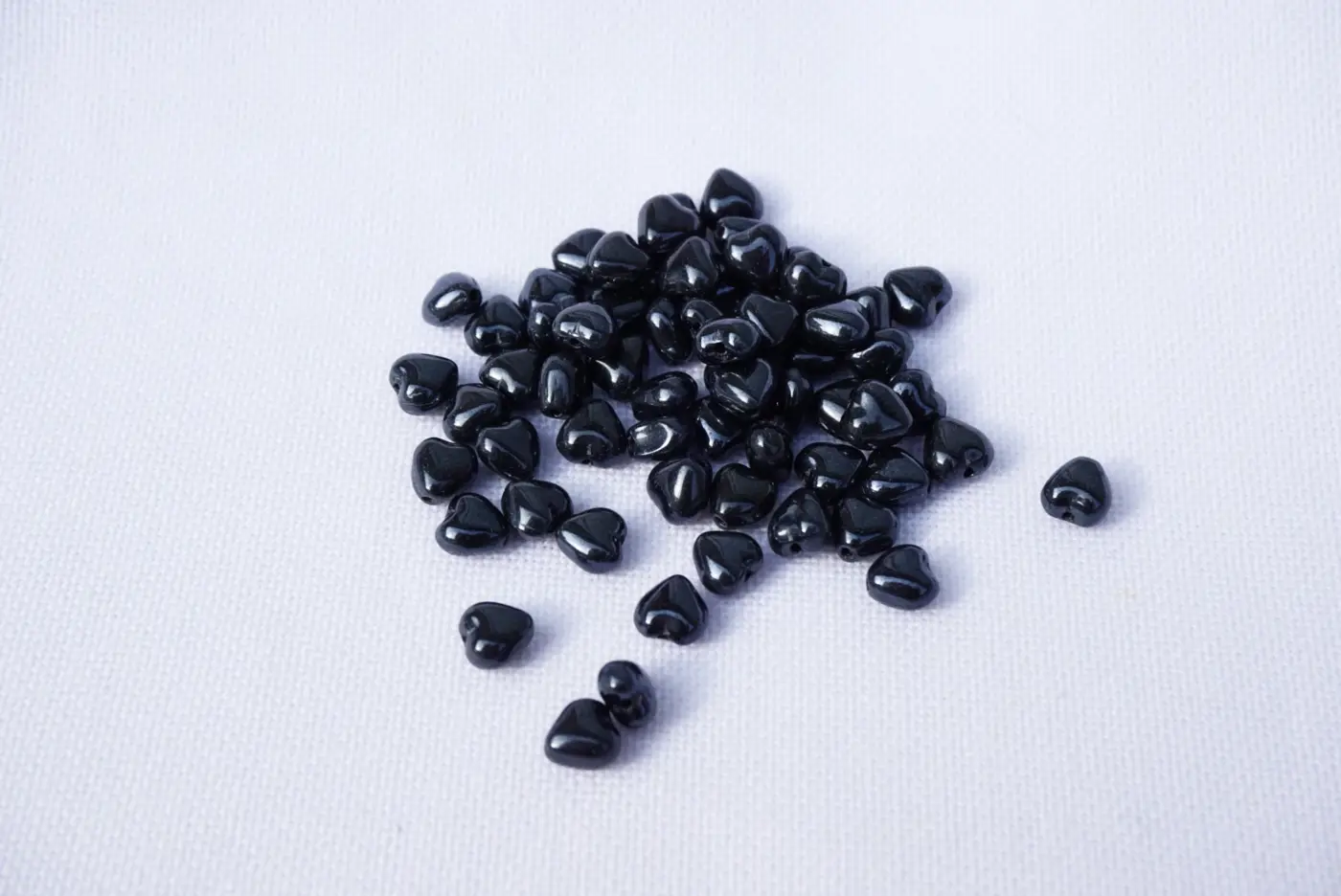 Skleněné mačkané korálky srdce černá hematit 6 × 6 mm – 7 g - fotografie 2