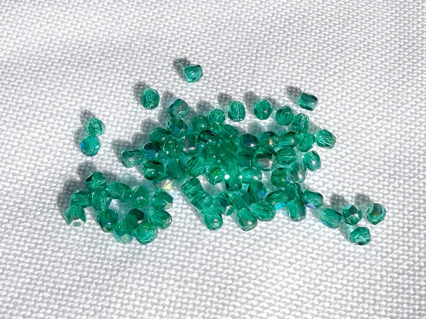 Korálky Ohňovky – broušené skleněné korálky 3 mm, 70 ks  jadeová modrý s dekorem (AB) - fotografie 2