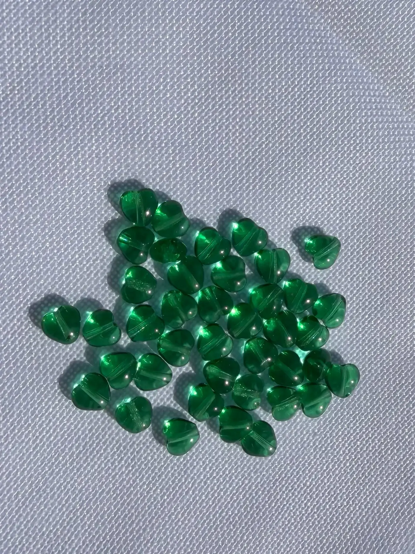 Skleněné mačkané korálky srdce jadeová zelená 6 × 6 mm – 7 g  - fotografie 1