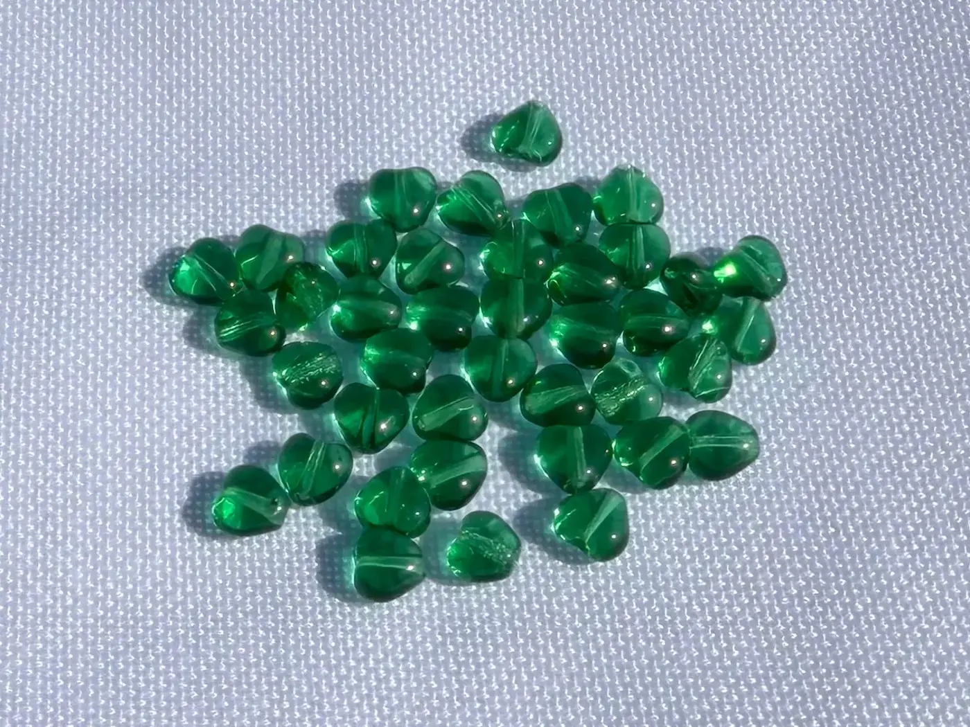 Skleněné mačkané korálky srdce jadeová zelená 6 × 6 mm – 7 g  - fotografie 2