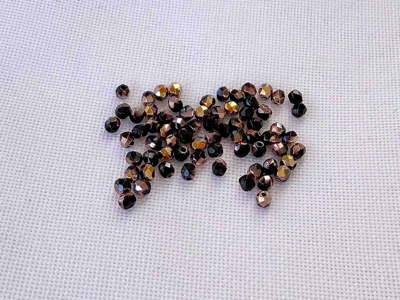 Korálky Ohňovky – broušené skleněné korálky 3 mm, 70 ks  černá, zlatý pokov - fotografie 2