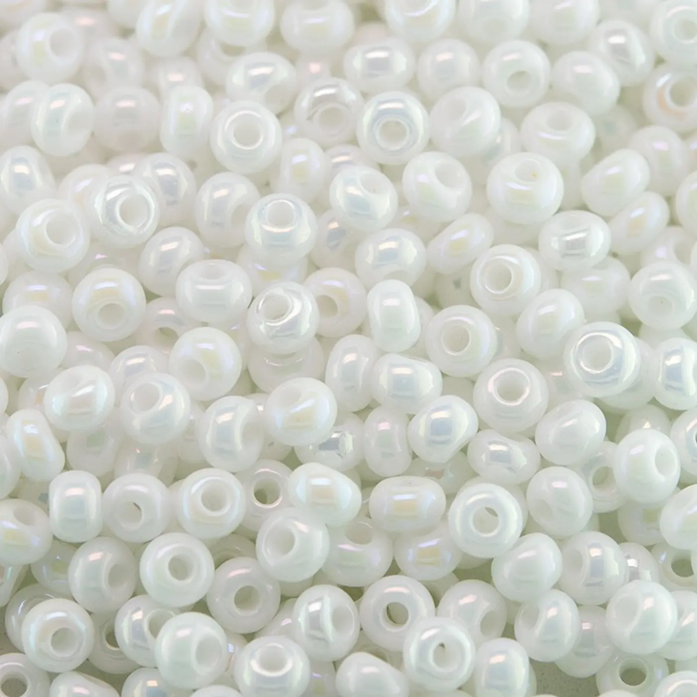 PRECIOSA rokajl 6/0, 3,7 mm, 10 g White Opaque Rainbow (46205) - fotografie 1