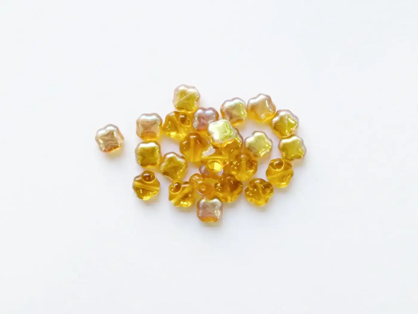 Mačkané skleněné korálky kytičky  (čtyřlisté)  6 × 6 mm, 25 ks Topaz with AB / Iris finish - fotografie 1