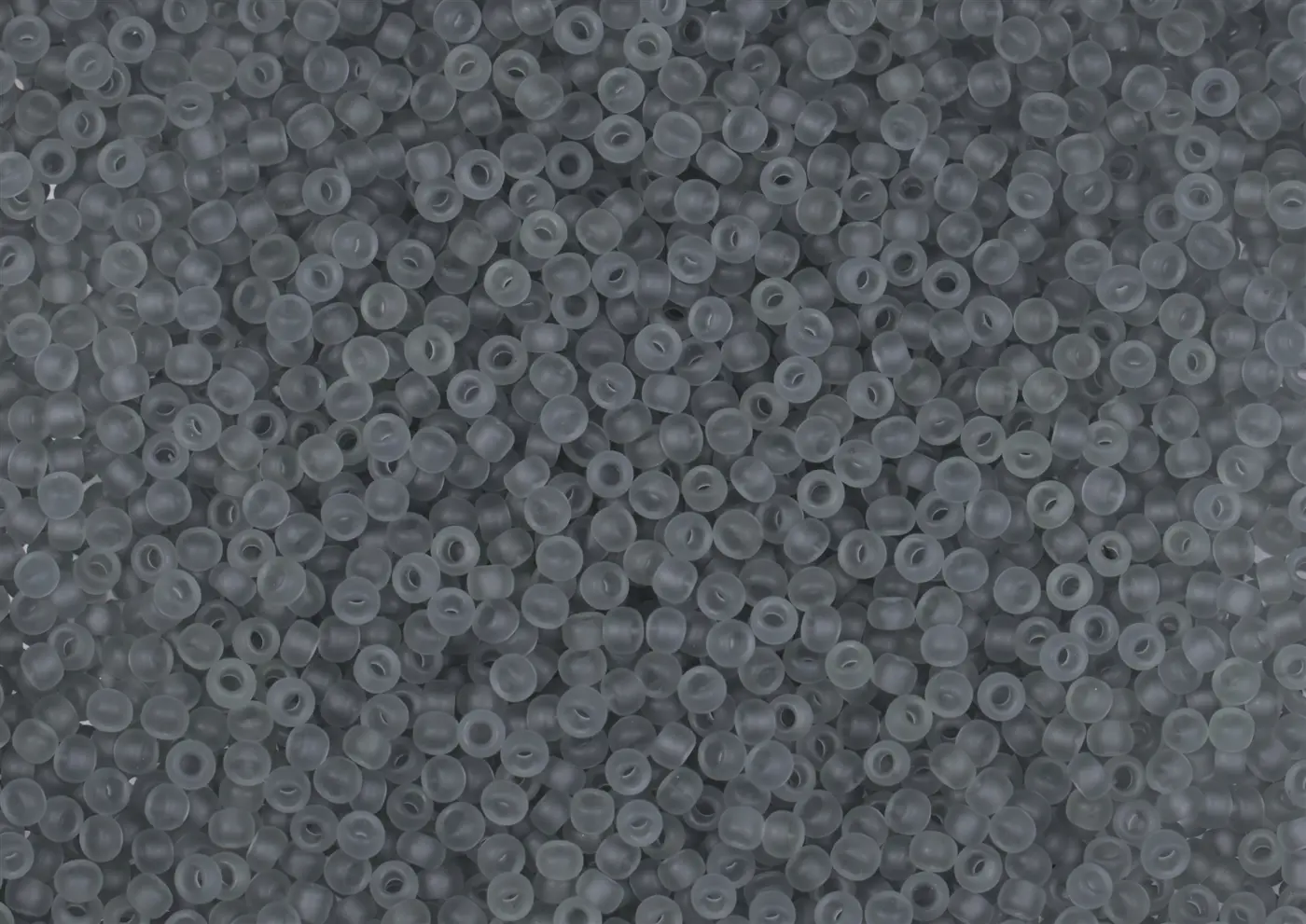 Rokajlové korálky Toho  - Round 15/0 : Transparent-Frosted Lt Gray TR-15-9F  - fotografie 1