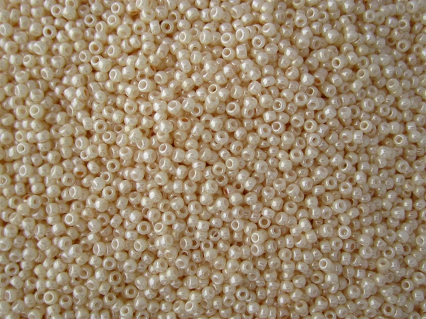 Rokajlové korálky Toho  - Round 15/0 : Opaque-Lustered Lt Beige TR-15-123 - fotografie 1