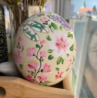 Malování pštrosího vejce