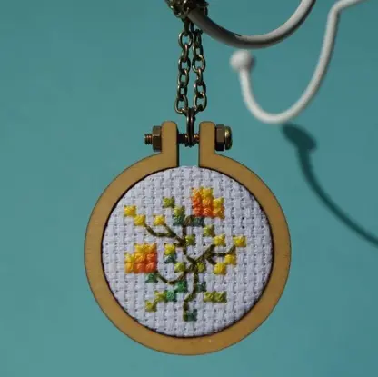 Mikro výšivka křížkem: klíčenka, přívěsek nebo záložka