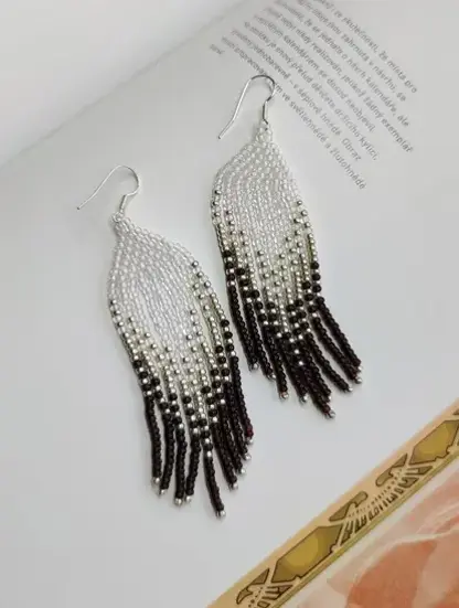 Náušnice z korálků.